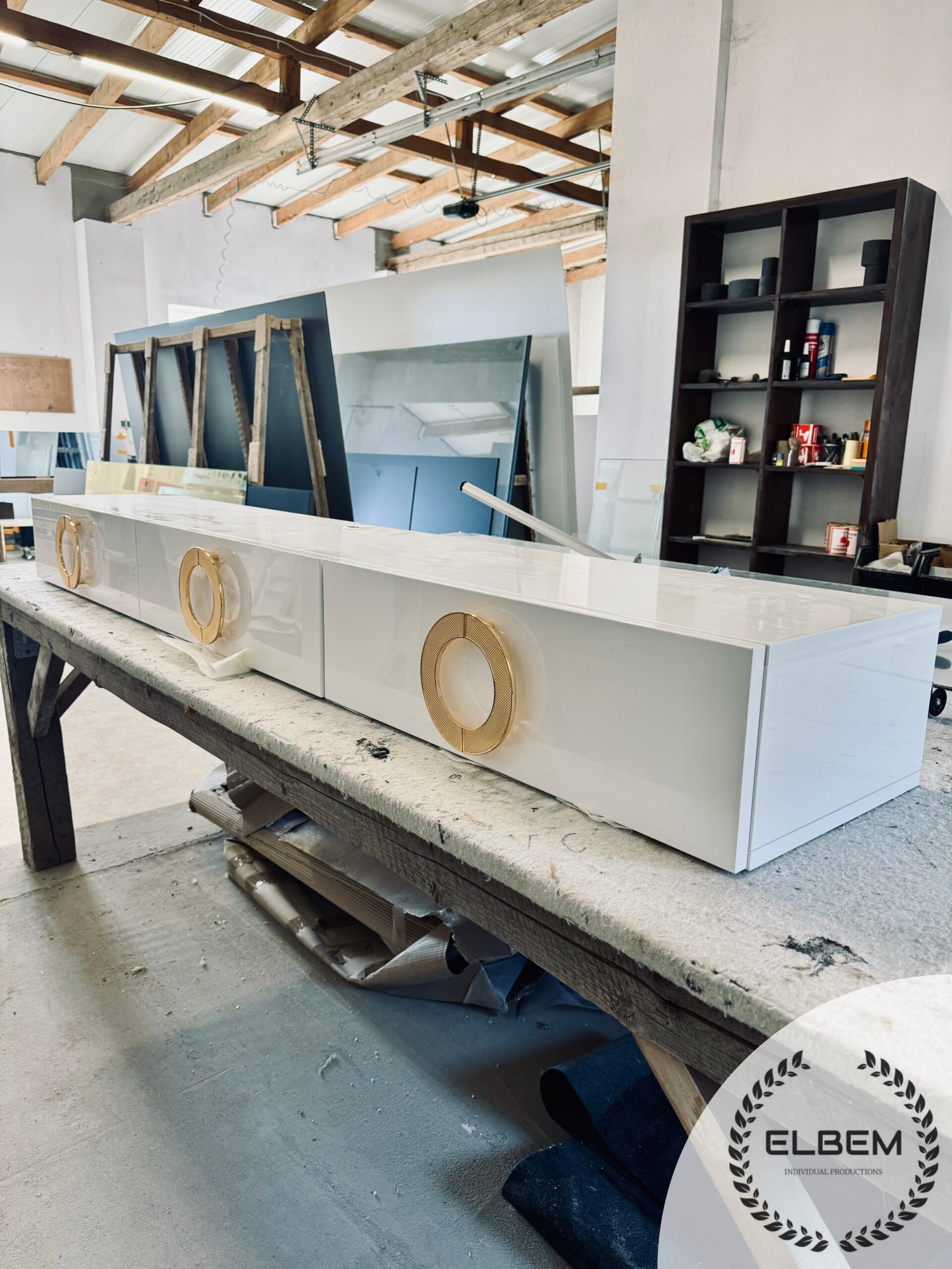 Podwieszana lakierowana szafka RTV LUNARIS - obrazek 3